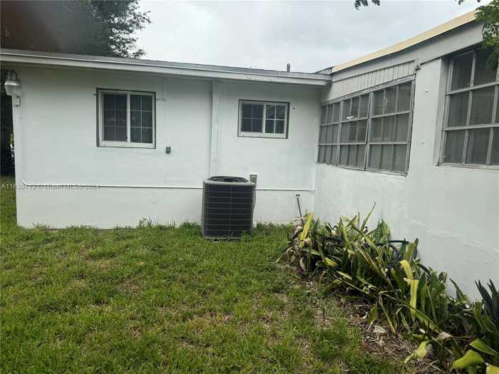 photo 9: 798 NW 179th St, Miami Gardens FL 33169