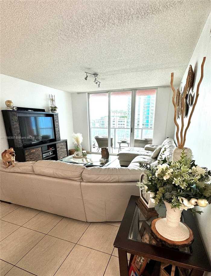 photo 2: 1155 Brickell Bay Dr Unit 603, Miami FL 33131