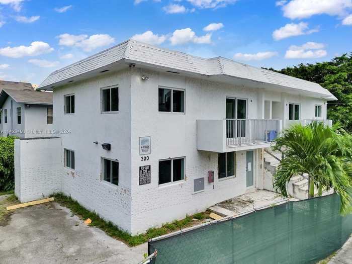 photo 2: 300 NW 7th Ave, Miami FL 33128