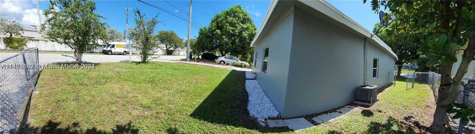 photo 3: 1758 NE 183rd St, North Miami Beach FL 33179