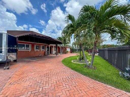 photo 3: 6250 W 6th Ave, Hialeah FL 33012