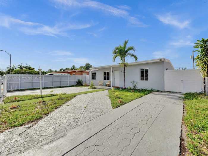 photo 1: 641 E 44th St, Hialeah FL 33013