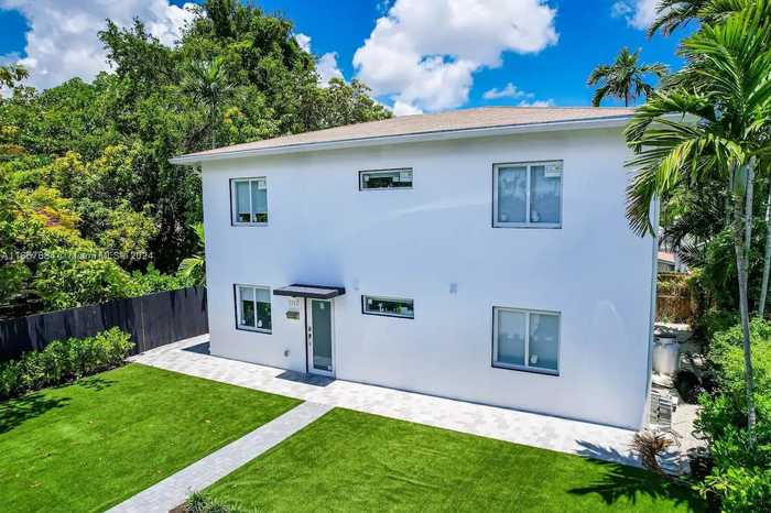 photo 2: 1117 SW 13th St, Miami FL 33129