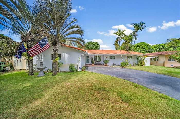 photo 1: 14325 Lake Candlewood Ct, Miami Lakes FL 33014