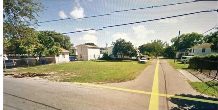 photo 2: 230 NE 57th St, Miami FL 33137