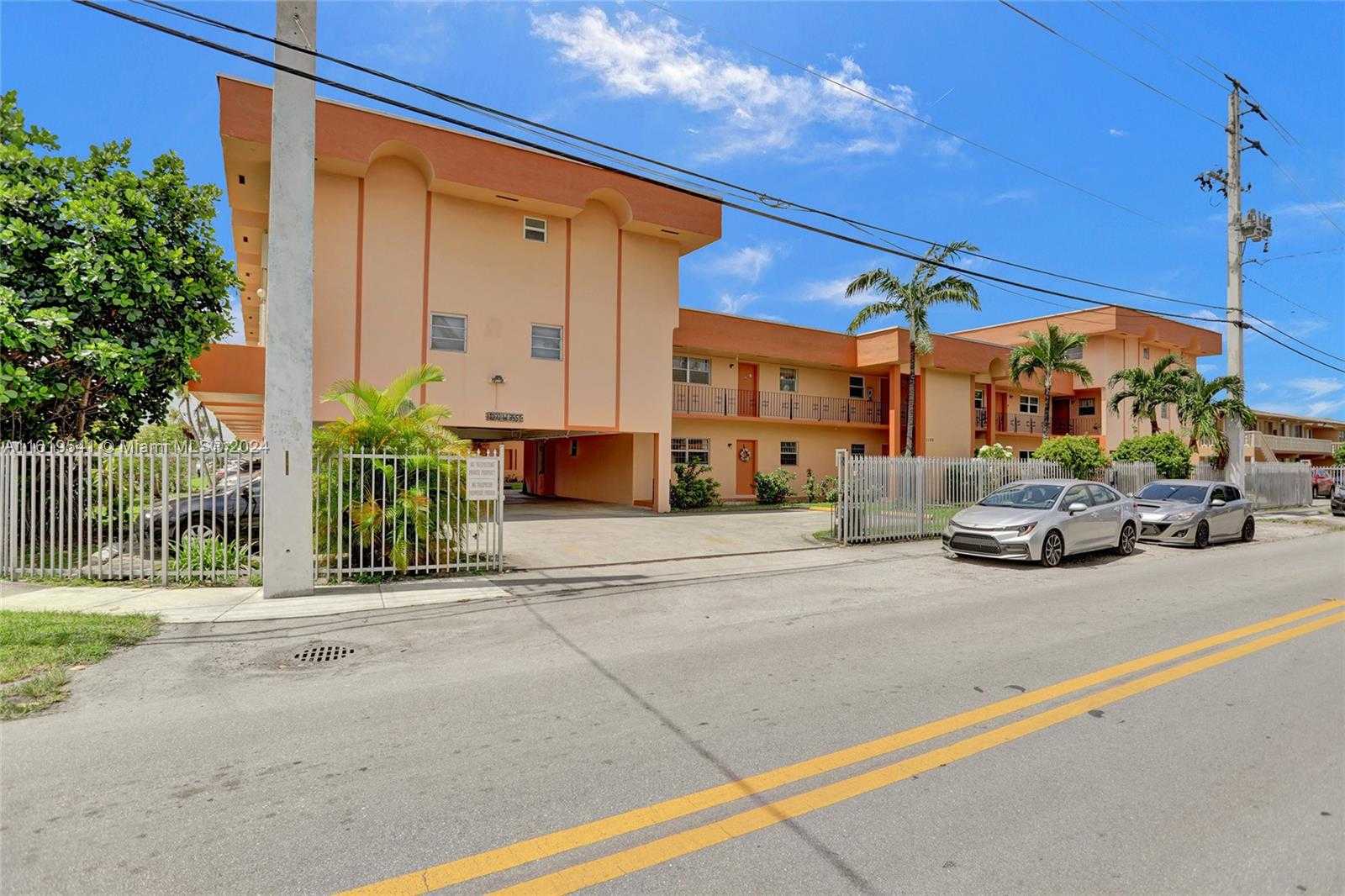 photo 1: 1100 W 35th St Unit 29, Hialeah FL 33012