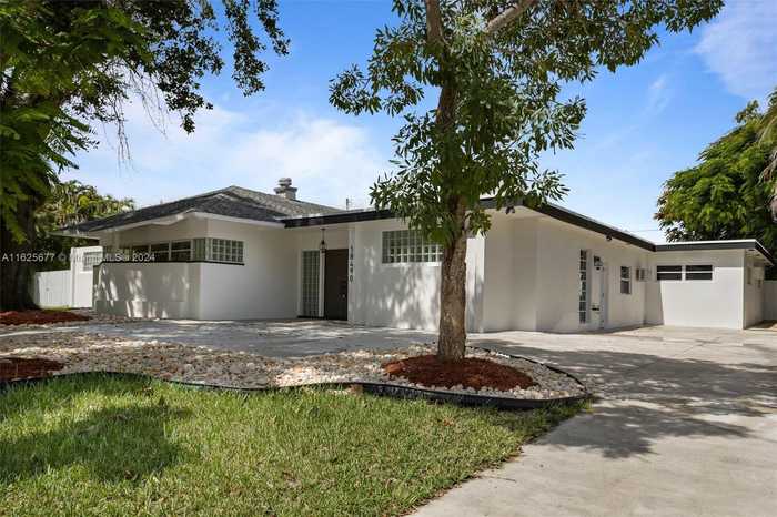 photo 1: 18490 SW 83rd Ave, Cutler Bay FL 33157