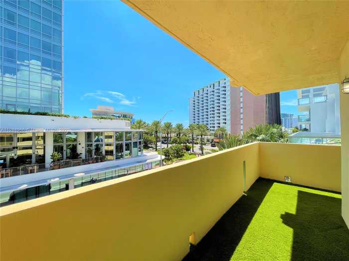 photo 1: 2924 Collins Ave Unit 403, Miami Beach FL 33140