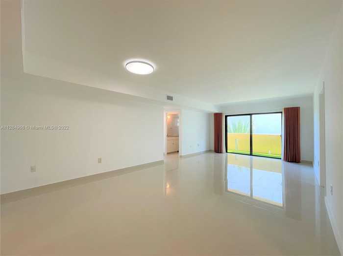 photo 2: 2924 Collins Ave Unit 403, Miami Beach FL 33140