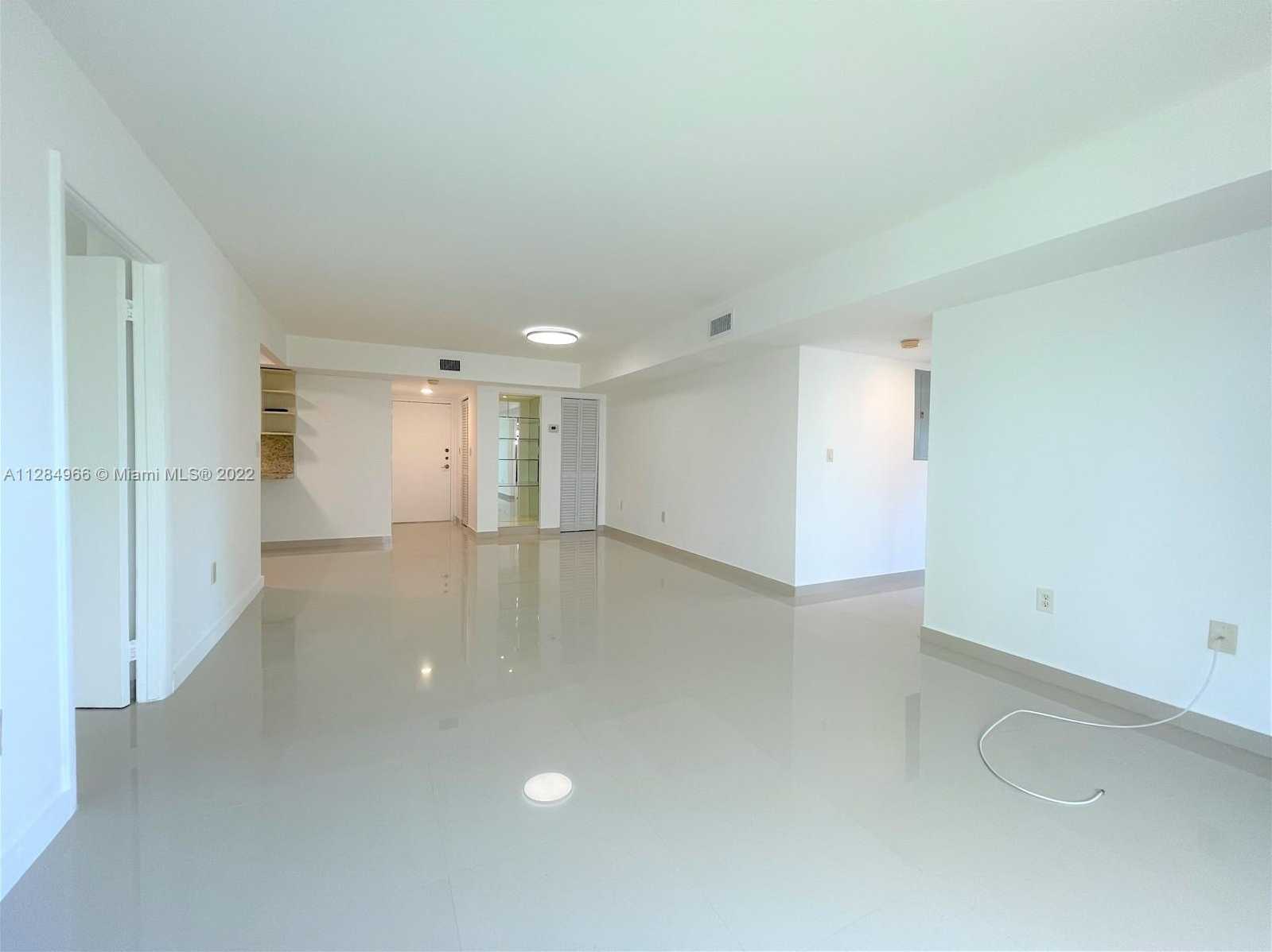 photo 3: 2924 Collins Ave Unit 403, Miami Beach FL 33140