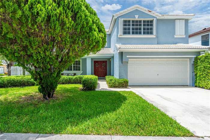 photo 1: 15639 SW 98th Ter, Miami FL 33196