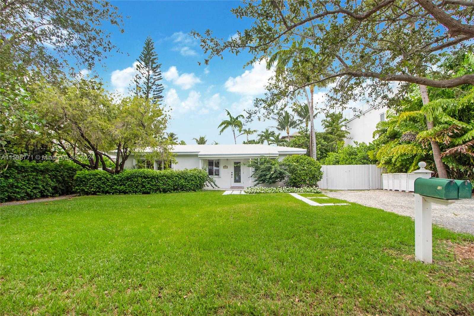 photo 1: 442 Warren Ln, Key Biscayne FL 33149