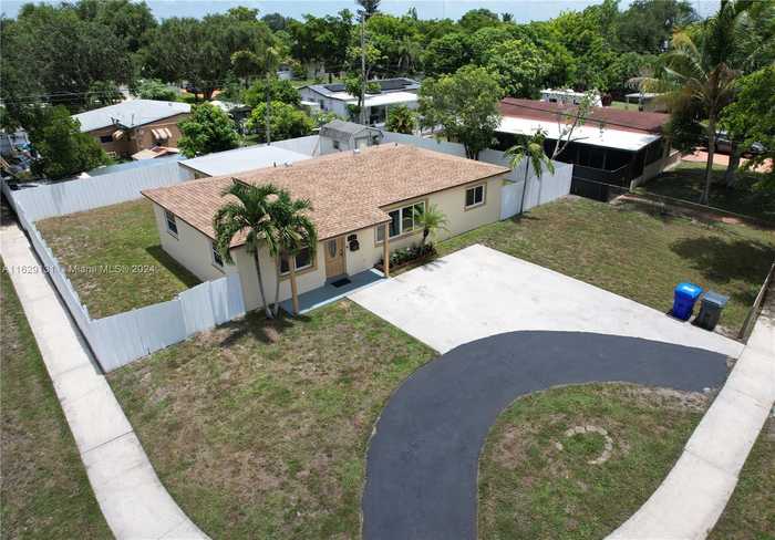 photo 1: 421 N 68th Way, Hollywood FL 33024