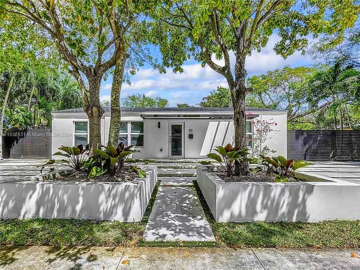 photo 2: 931 NE 140th St, North Miami FL 33161