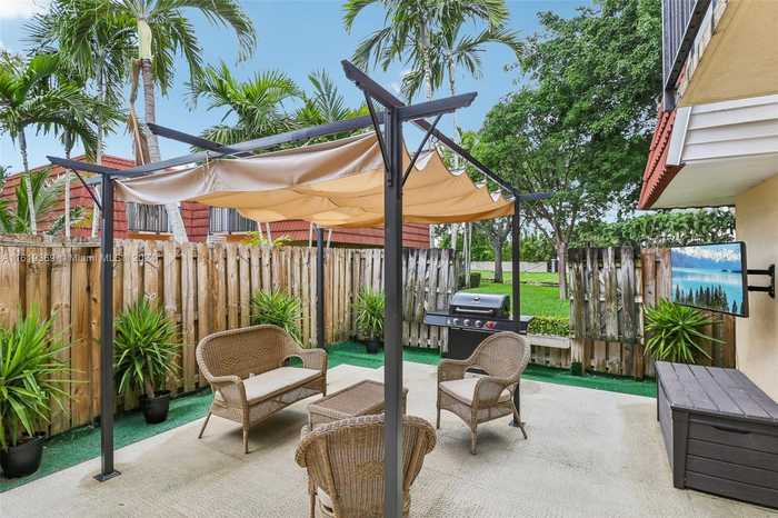 photo 1: 768 NW 99th Cir Unit 768, Plantation FL 33324