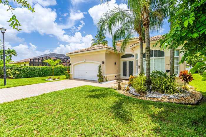 photo 2: 19402 SW 68th St, Pembroke Pines FL 33332