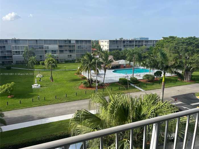 photo 2: 4800 Hillcrest Ln Unit 503-504, Hollywood FL 33021