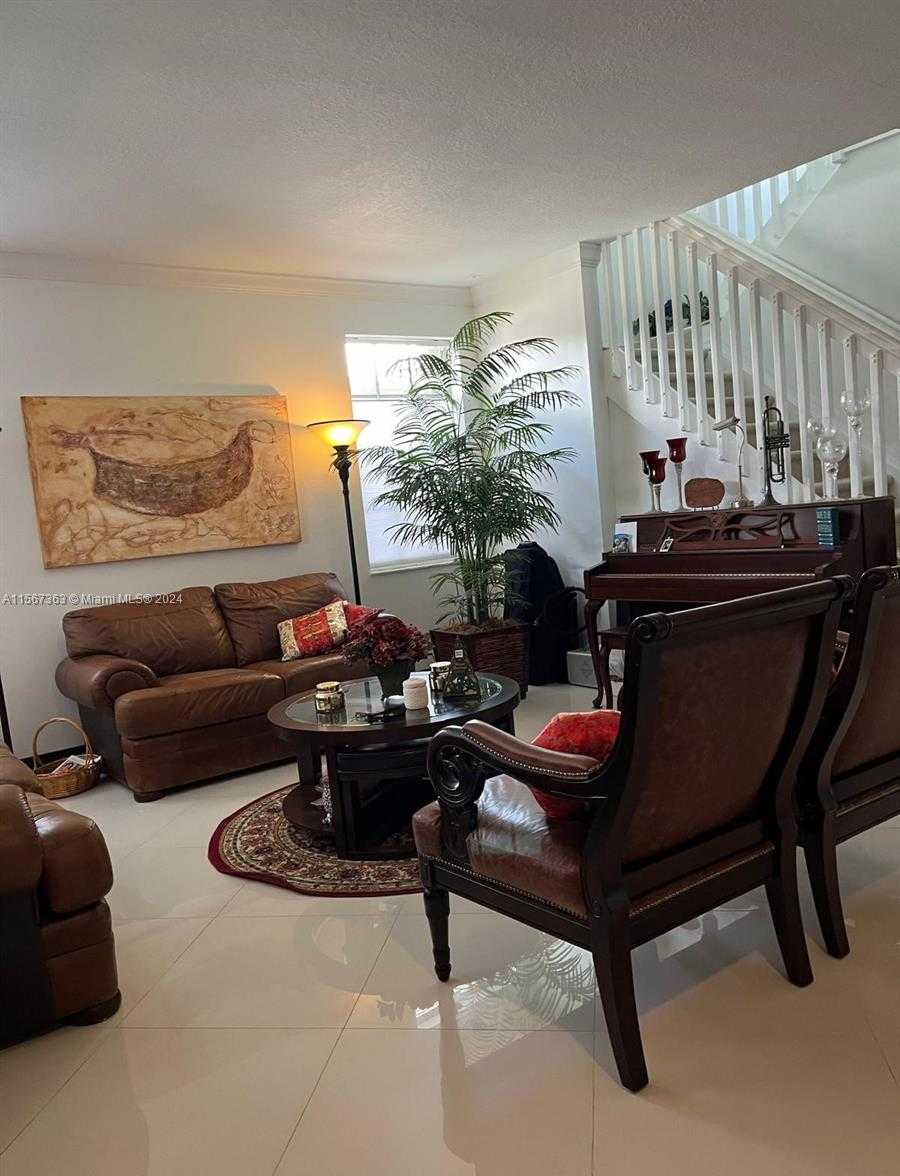 photo 3: 1642 Blue Jay Cir, Weston FL 33327