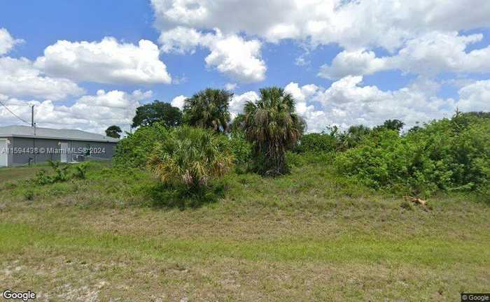 photo 1: 8004 SUNRISE CIR, La Belle FL 33935