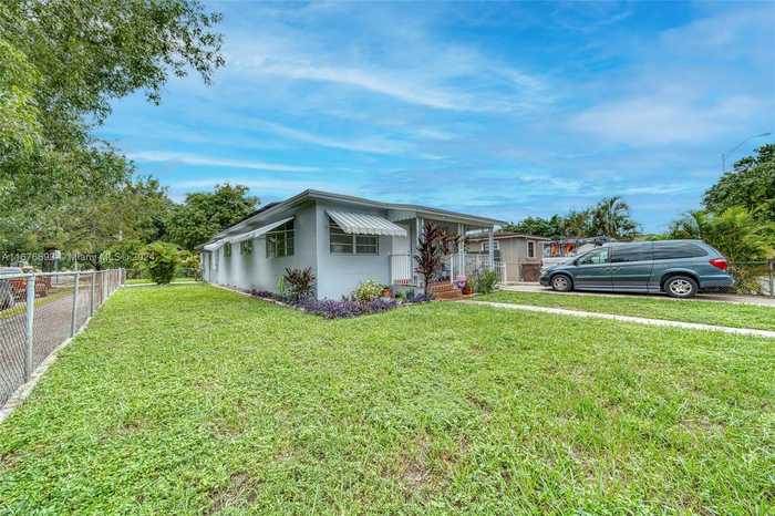 photo 29: 700 W 32nd St, Hialeah FL 33012