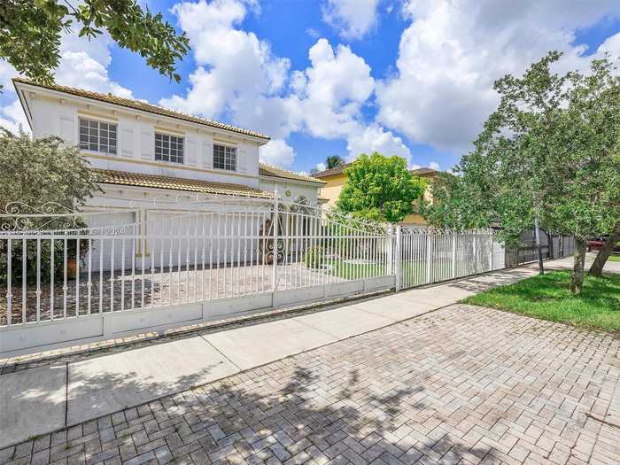 photo 2: 15618 SW 14th St, Miami FL 33194