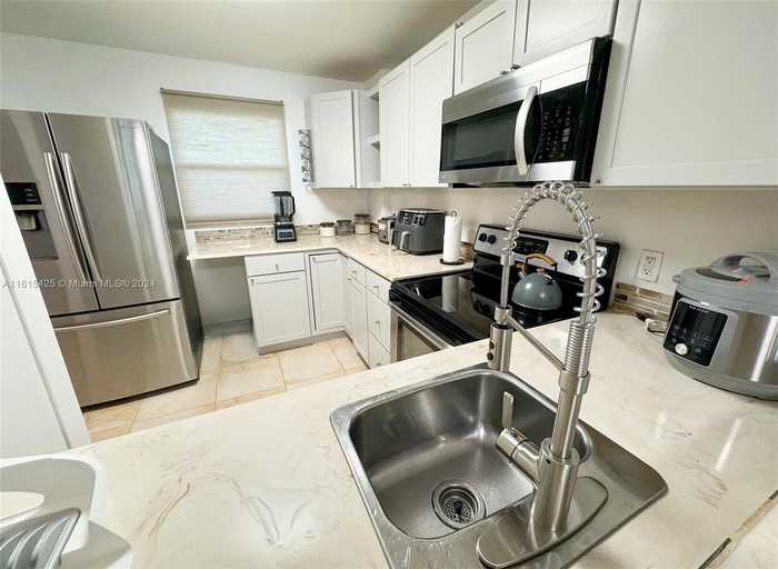 photo 2: 113 Royal Park Dr Unit 1B, Oakland Park FL 33309