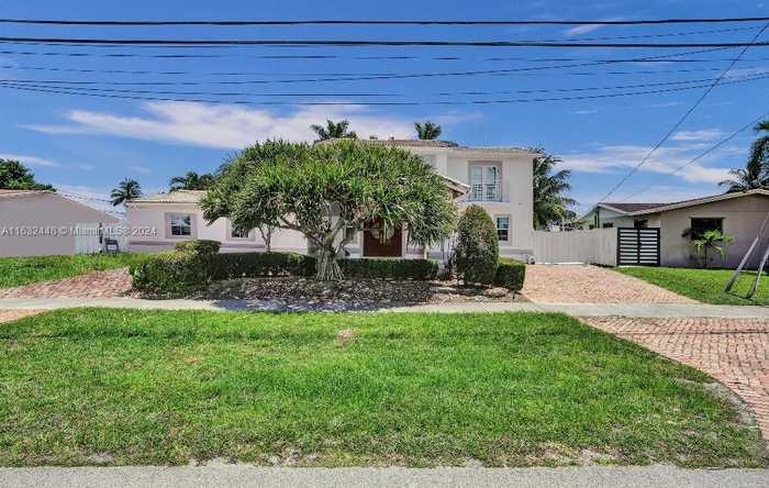 photo 2: 7950 NW 185th St, Hialeah FL 33015