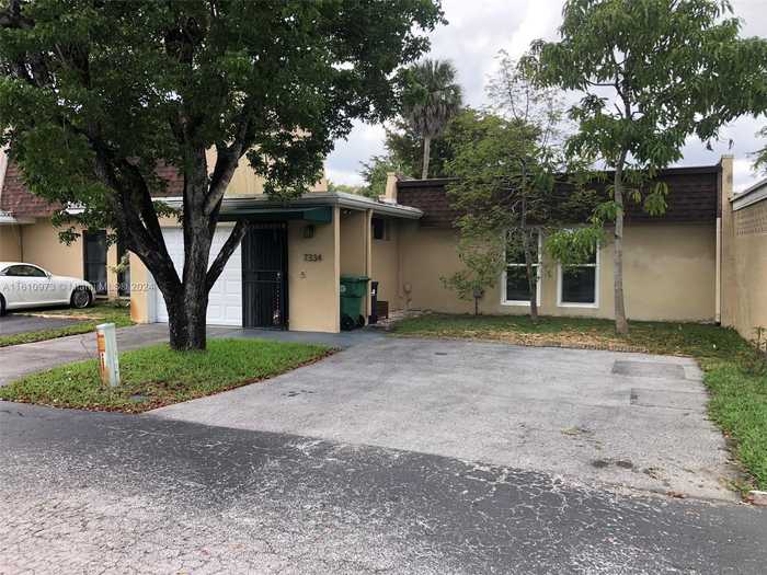 photo 1: 7334 Pepper Pike Dr Unit 7334, Hialeah FL 33015