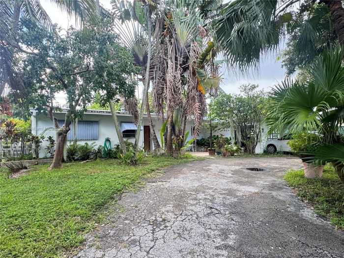 photo 8: 2070 Alamanda Dr, North Miami FL 33181