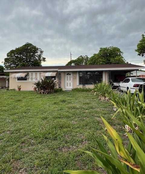 photo 1: 17240 NW 49th Ave, Miami Gardens FL 33055