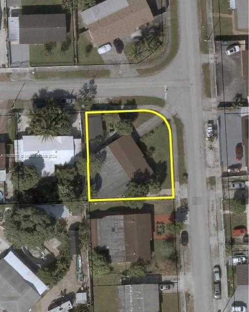 photo 3: 17240 NW 49th Ave, Miami Gardens FL 33055