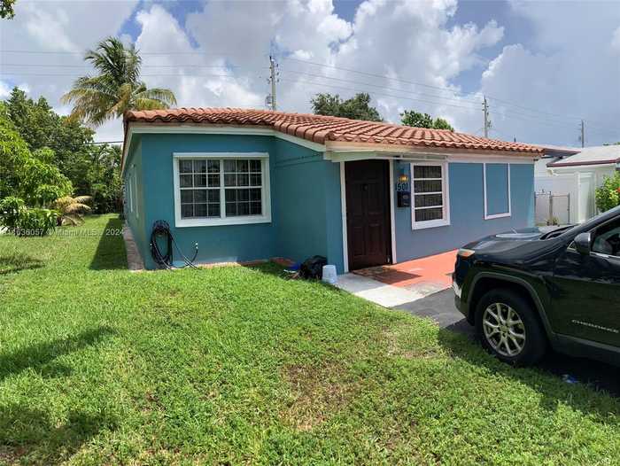 photo 2: 1501 NE 175th St, North Miami Beach FL 33162