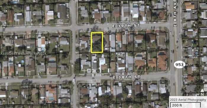 photo 1: 720 E 39th St, Hialeah FL 33013