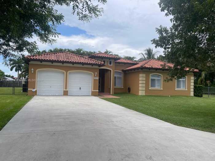 photo 2: 32050 SW 204th Ave, Homestead FL 33030