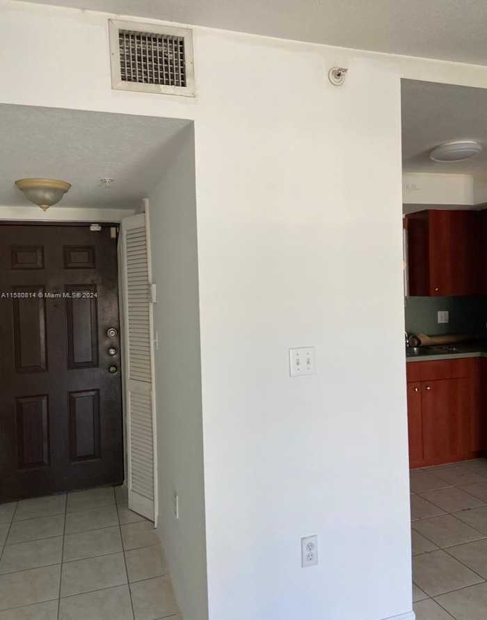 photo 2: 650 Palm Ave Unit 2-A3, Hialeah FL 33010