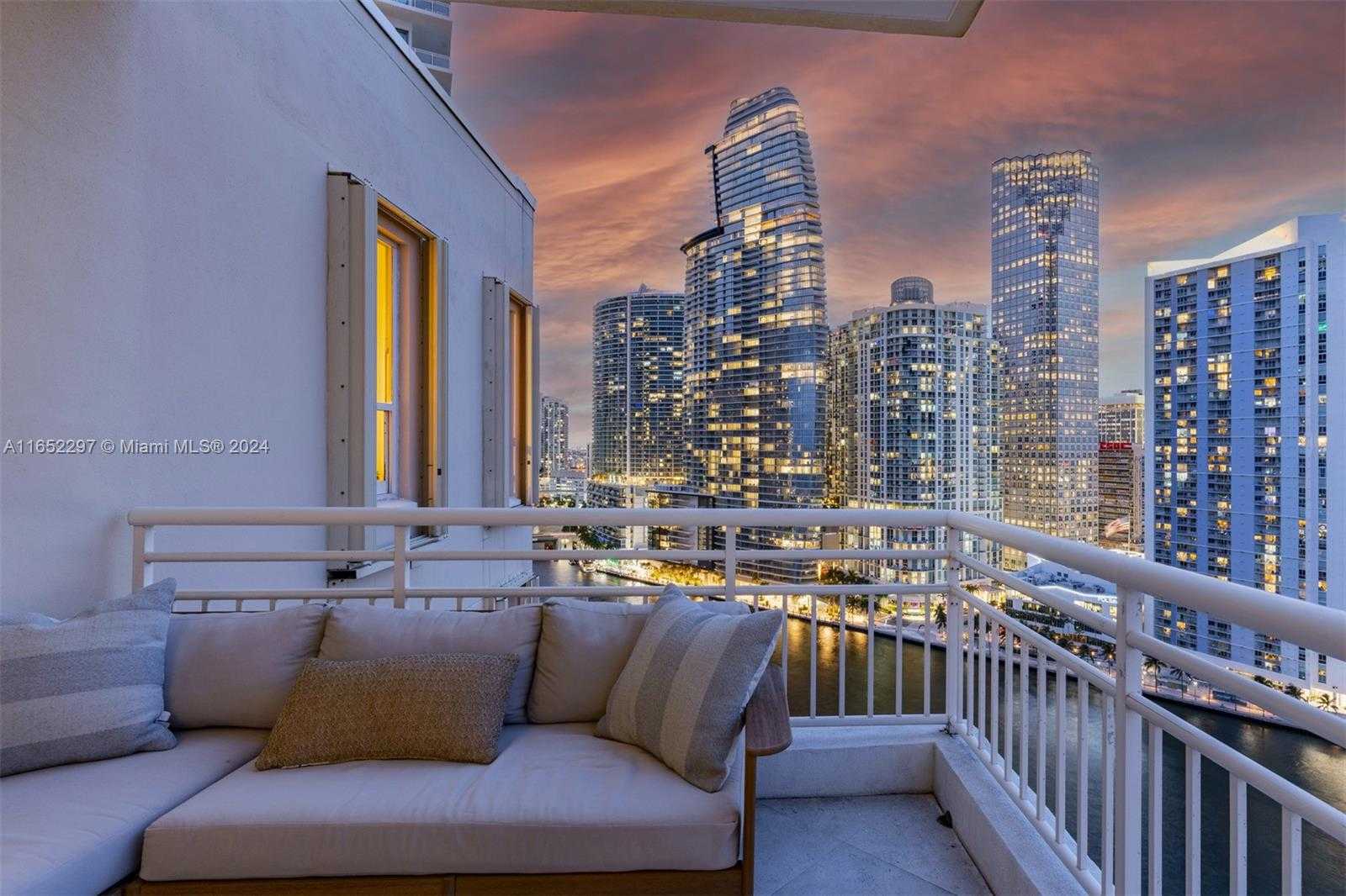 photo 3: 888 Brickell Key Dr Unit 2606, Miami FL 33131