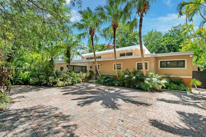 photo 1: 4441 S Le Jeune Rd, Coconut Grove FL 33146