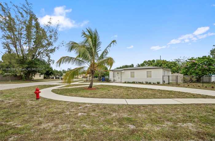 photo 3: 1709 NW 14th St, Fort Lauderdale FL 33311