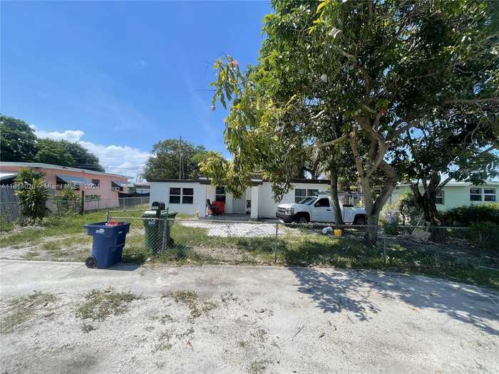 photo 2: 1869 NW 83rd St, Miami FL 33147