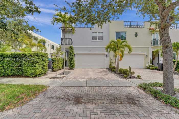 photo 1: 2515 NE 18th St, Fort Lauderdale FL 33305