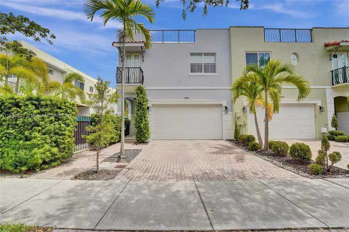 photo 2: 2515 NE 18th St, Fort Lauderdale FL 33305