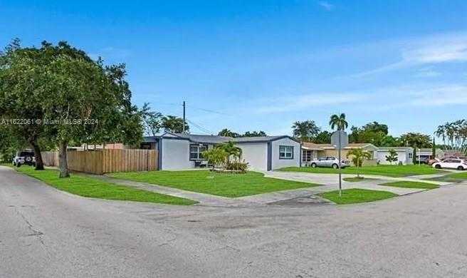 photo 3: 6671 Cody St, Hollywood FL 33024