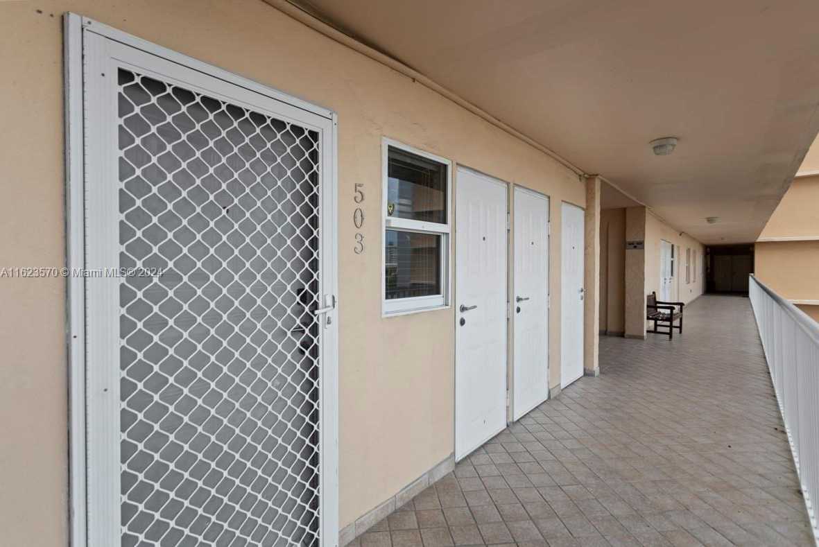 photo 3: 121 Golden Isles Dr Unit 503, Hallandale Beach FL 33009