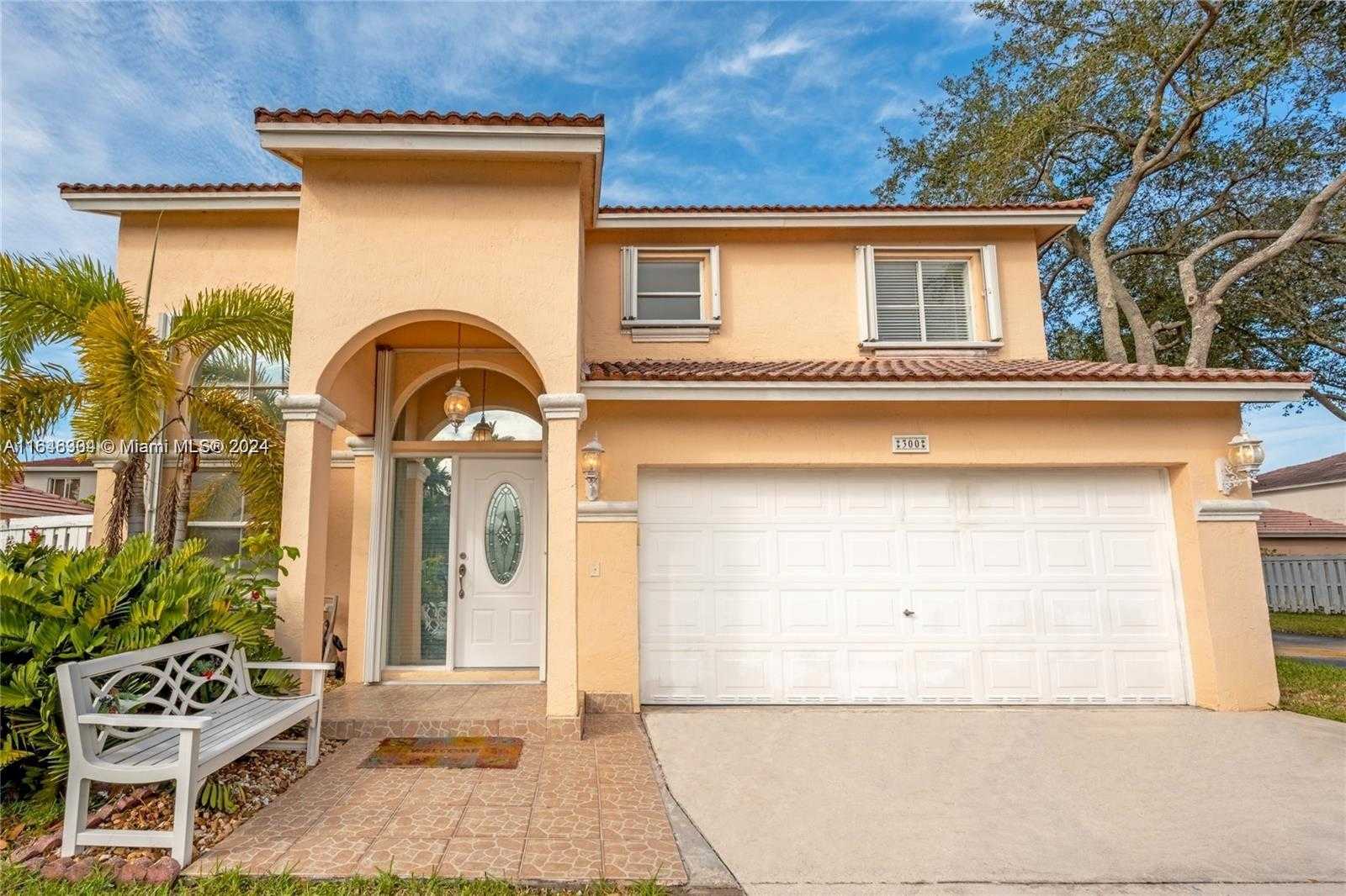 photo 1: 300 SW 99th Ter Unit 300, Pembroke Pines FL 33025