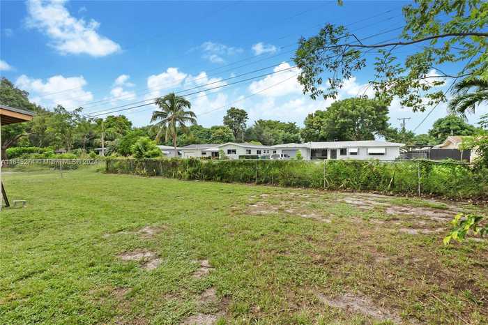 photo 16: 665 NE 173rd Ter, Miami FL 33162