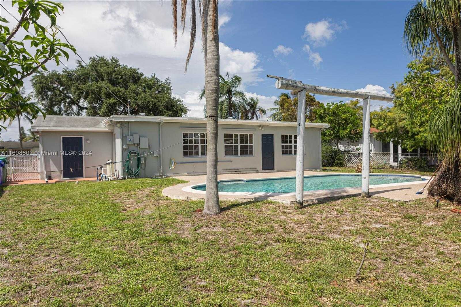 photo 3: 4256 SW 20th St, Fort Lauderdale FL 33317