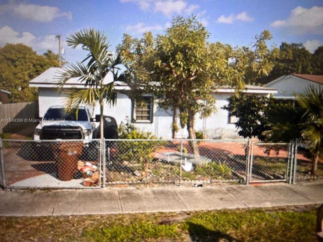 photo 2: 625 E 28th St, Hialeah FL 33013