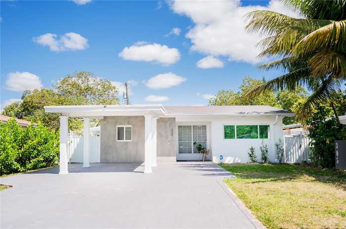 photo 1: 305 NW 122nd St, North Miami FL 33168