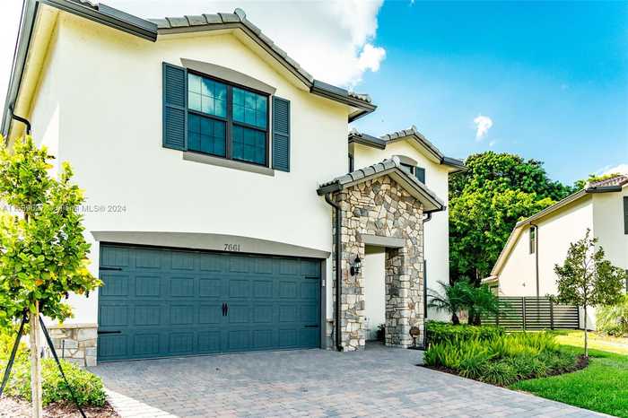 photo 1: 7661 NW 84th Ln, Tamarac FL 33321