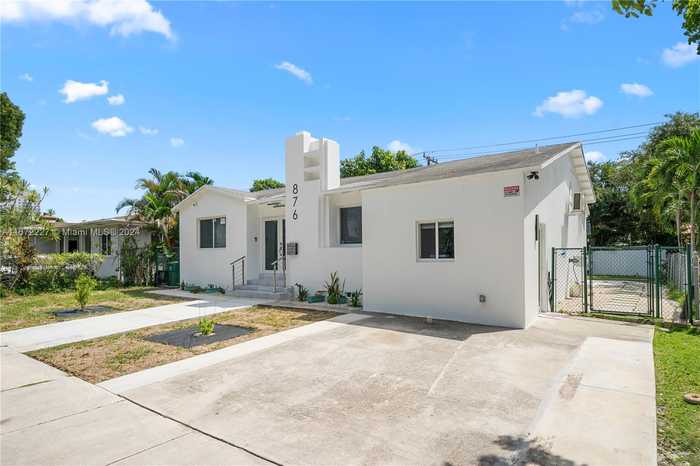 photo 2: 876 NE 81st St, Miami FL 33138